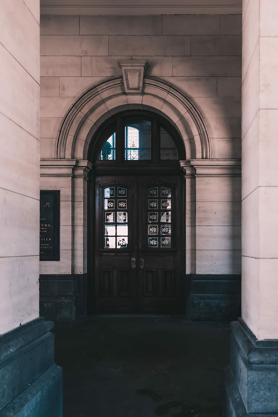 brown wooden door of the building, closed brown wooden door, archway HD wallpaper