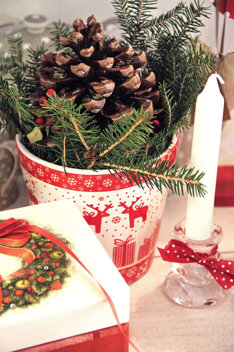 christmas, decorations, festive, holidays, gifts, pine cones HD wallpaper