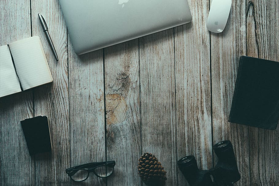 MacBook, notepad, pen, and eyeglasses digital wallpaper, objects HD wallpaper