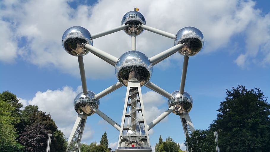Atomium, Brussel Belgium surrounded by trees taken during daytime HD wallpaper