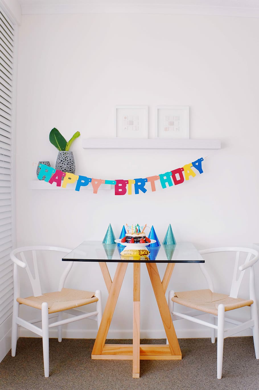 brown and white pub set and happy birthday hanging decor inside room, multicolored Happy Birthday banner on white painted wall, HD wallpaper