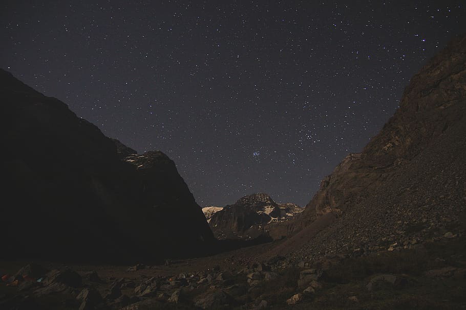 scenery of stars and mountains, rocky mountain under starry sky
