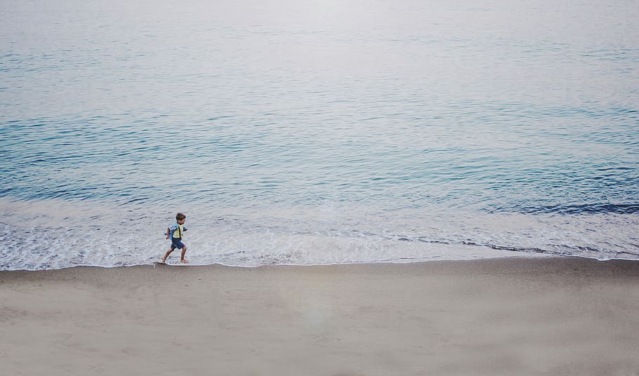 person running on seashore during daytime, boy running beside a body of water HD wallpaper
