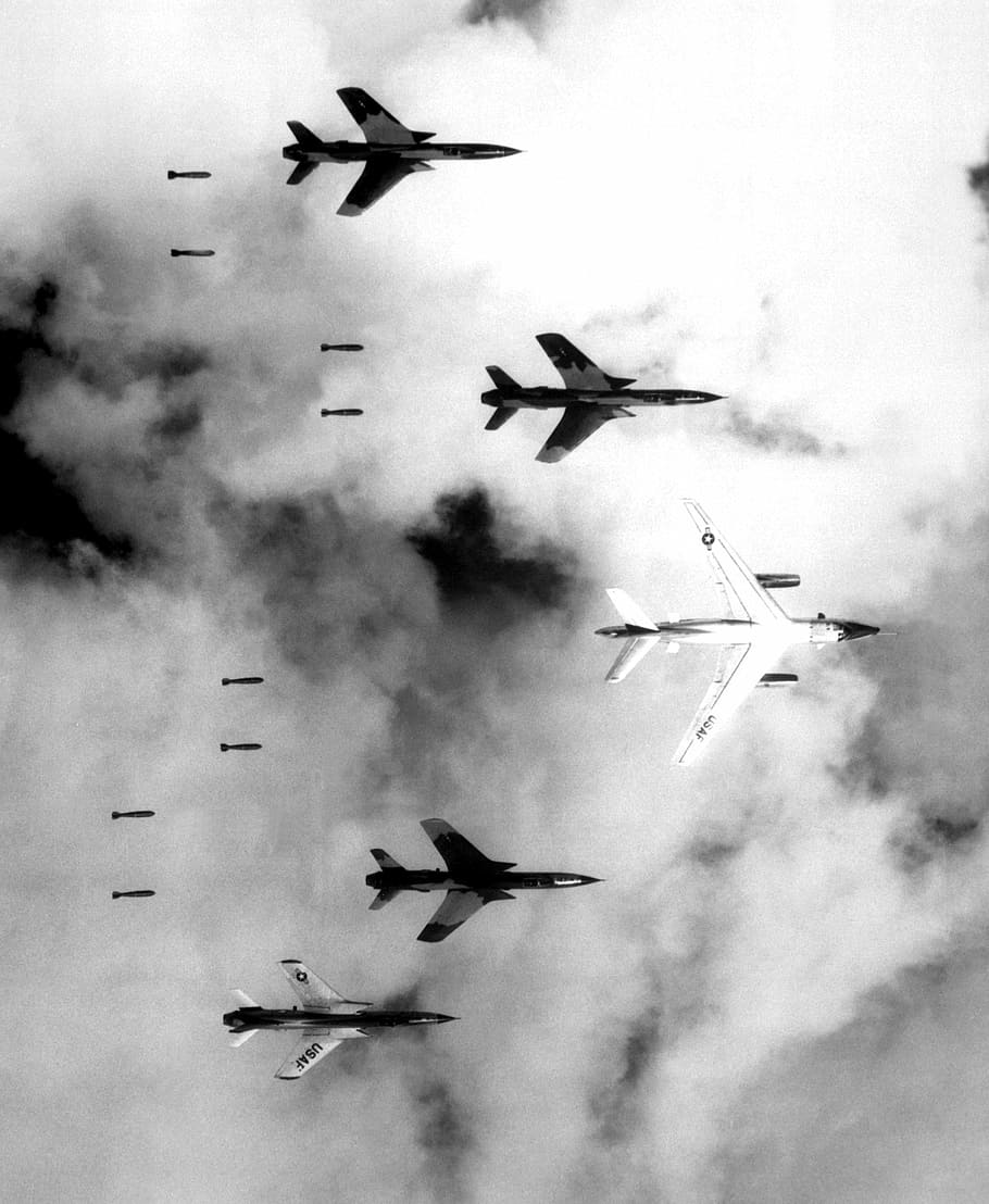 B-66 Destroyer and four F-105 Thunderchiefs dropping bombs in the Vietnam War, HD wallpaper