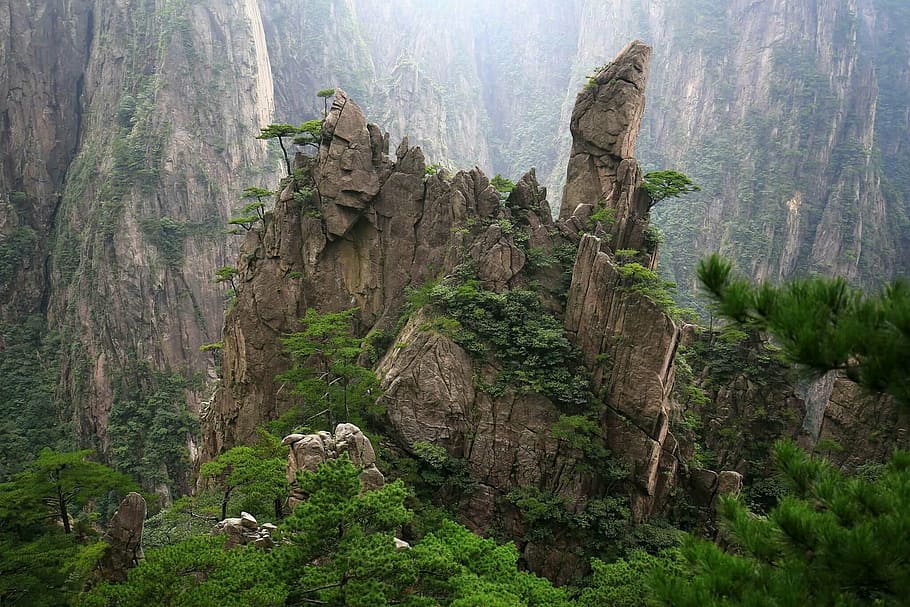 brown rock formation with trees under a mountain at daytime, china, HD wallpaper