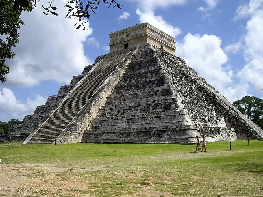 white concrete temple beside green grass field, chichen itza HD wallpaper