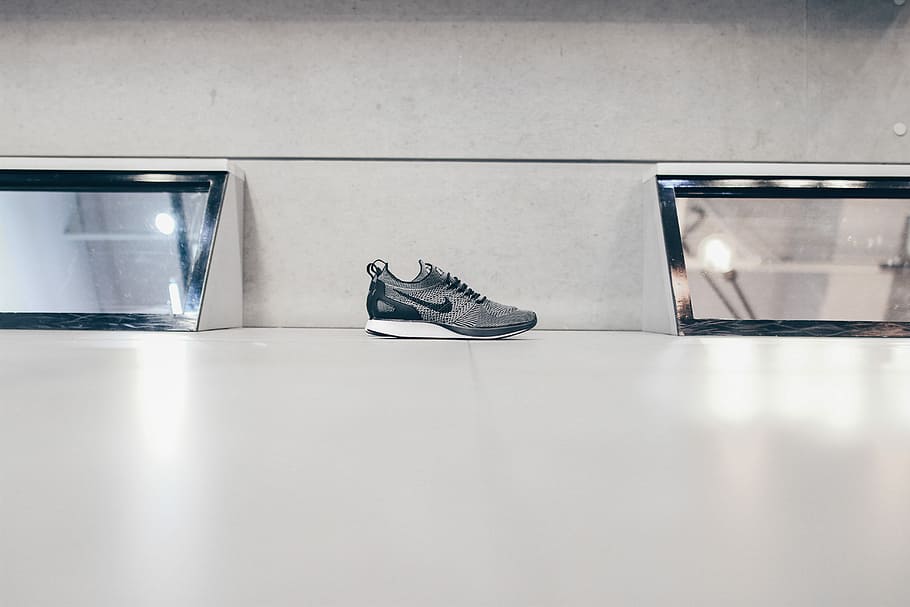 unpaired black and gray Nike running shoe on floor, gray Nike running shoes on floor HD wallpaper