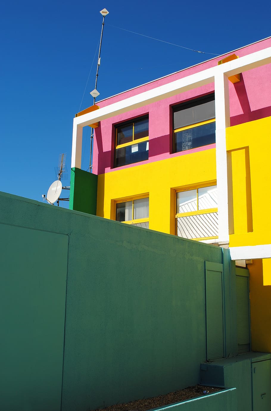 architecture, home, live, pink, yellow, green, daniel buren HD wallpaper