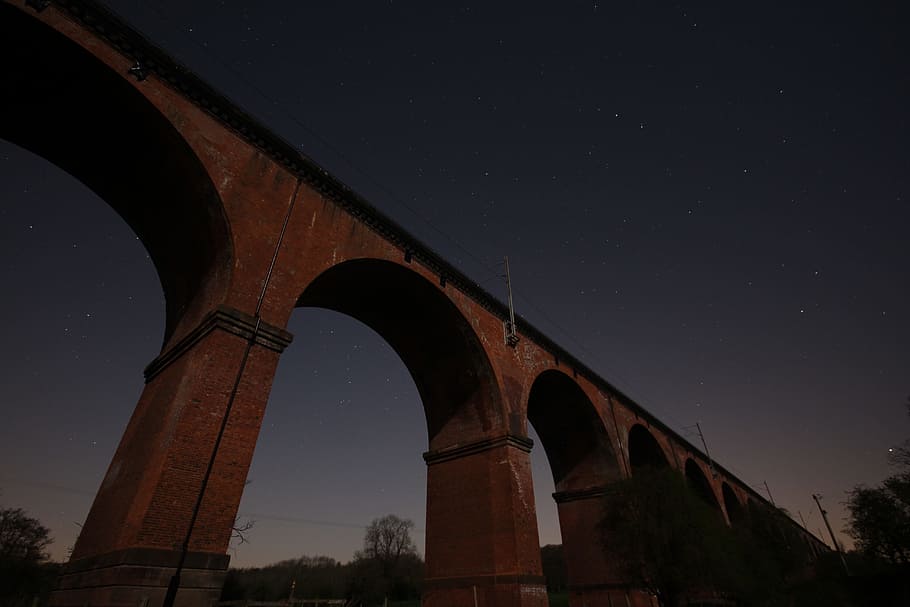 brown concrete bridge under sky, red concrete bridge, night sky HD wallpaper
