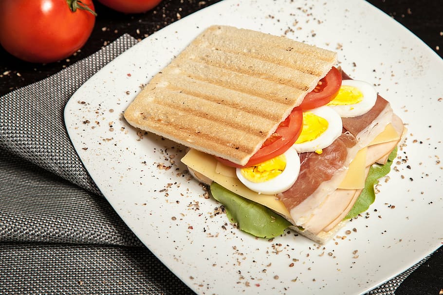 toasted bread with sliced tomato and egg, bacon, breakfast HD wallpaper