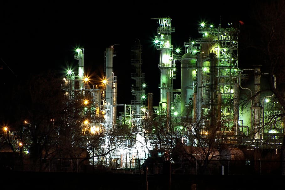 Sinclair's Casper refinery in nearby Evansville in Wyoming, glowing, HD wallpaper