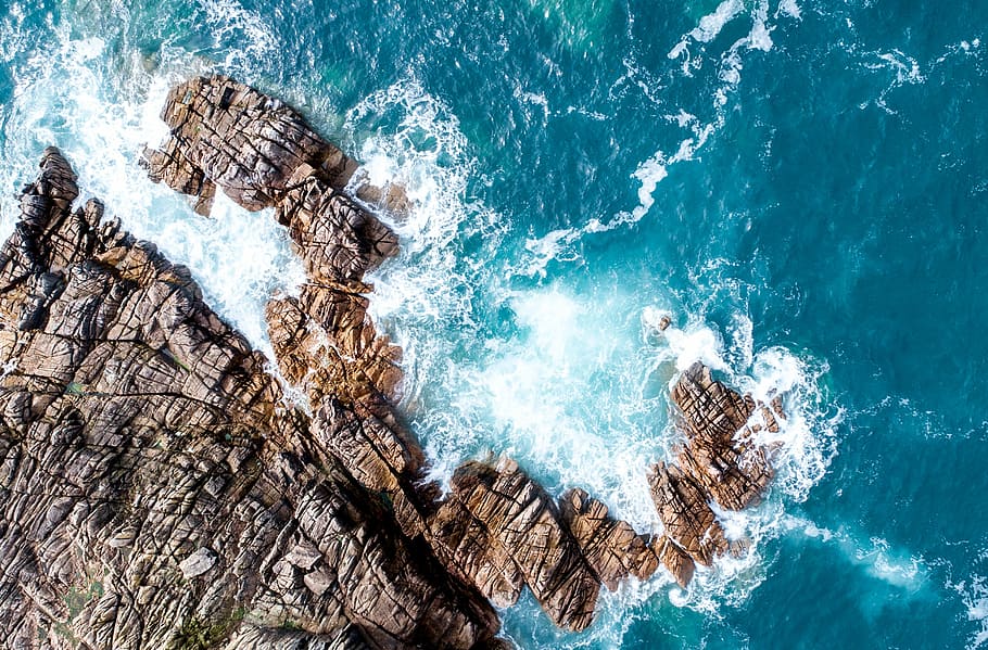 aerial photography of sea waves crashing rocks at daytime, ocean HD wallpaper