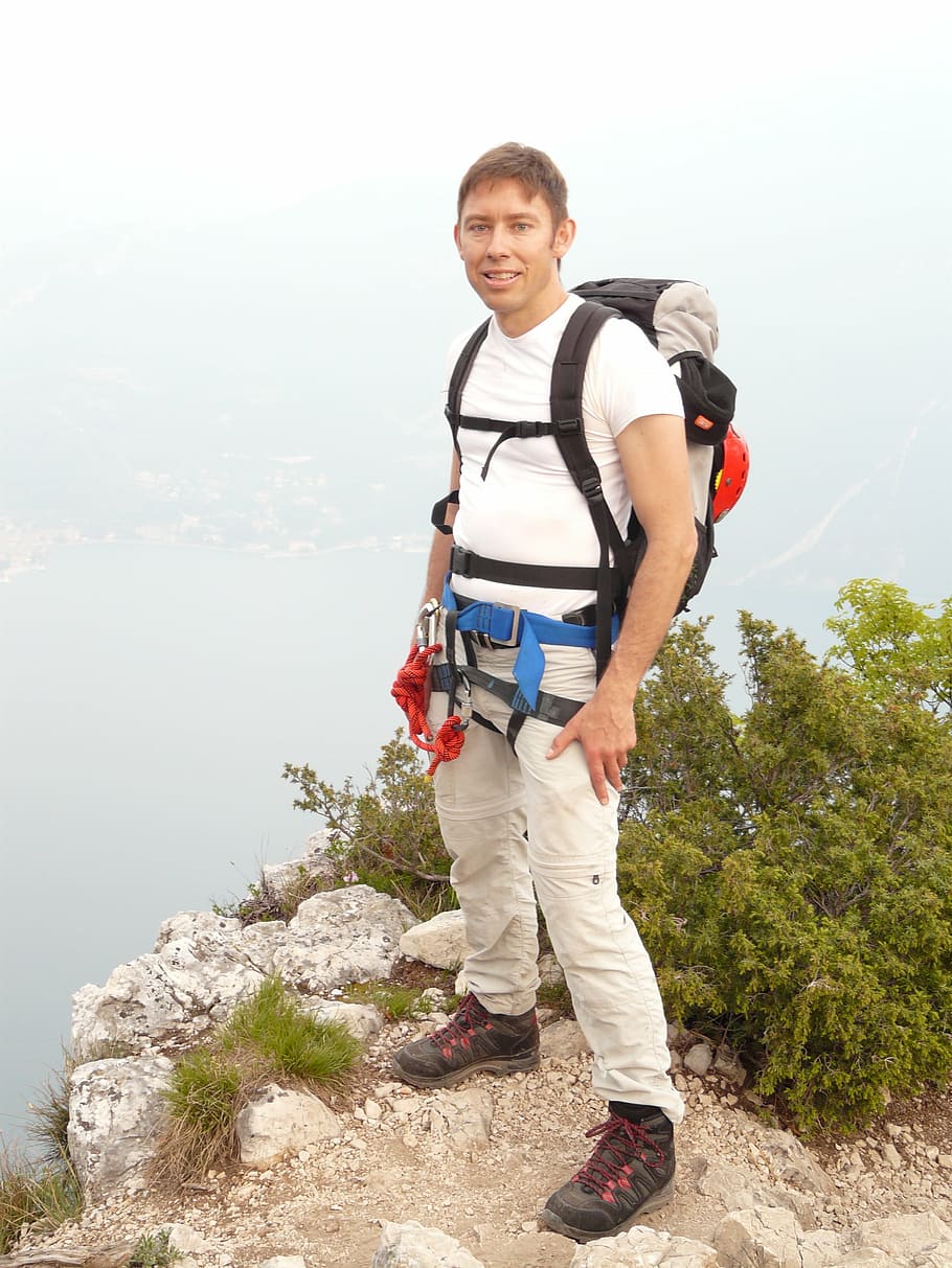 man standing on mountain cliff, mountaineer, wanderer, satisfied, HD wallpaper