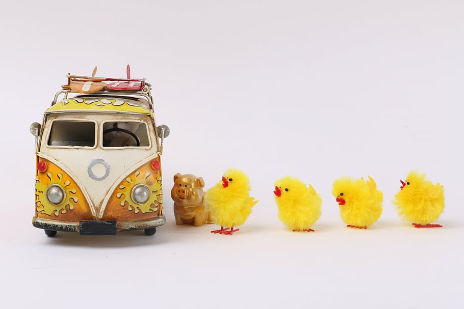 four chick toys near bur toy, bus, props, yellow, cute, small HD wallpaper