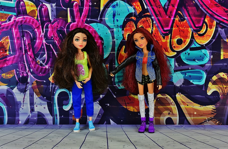 two Bratz dolls beside graffiti, girl, friends, friendship, graffity together, HD wallpaper