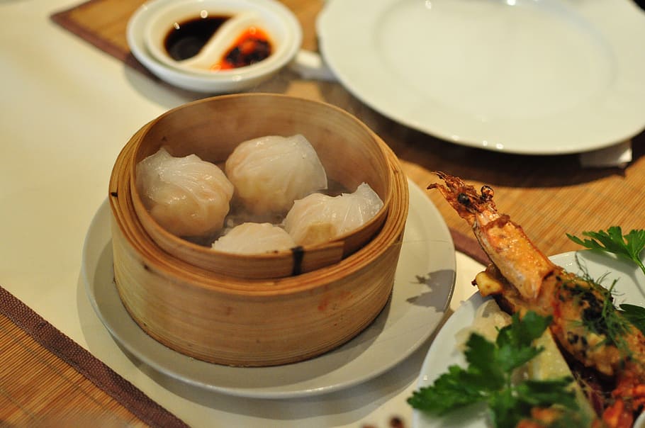steam dumpling near vegetable and plate, dumplings, dim sum, people's republic of china, HD wallpaper