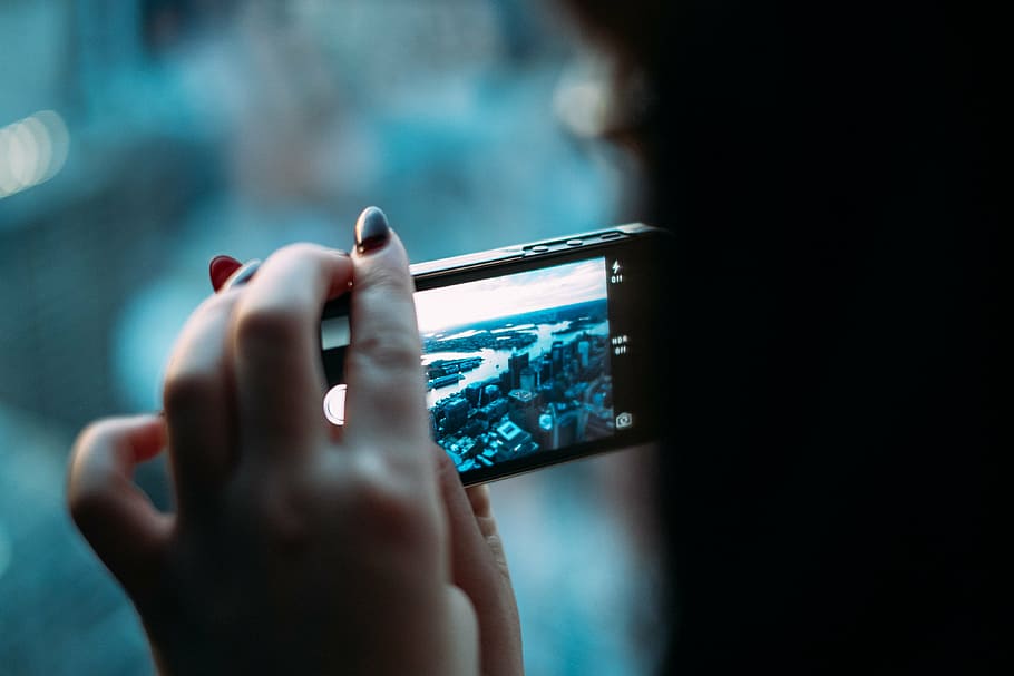 selective focus photography of person taking picture, smartphone HD wallpaper