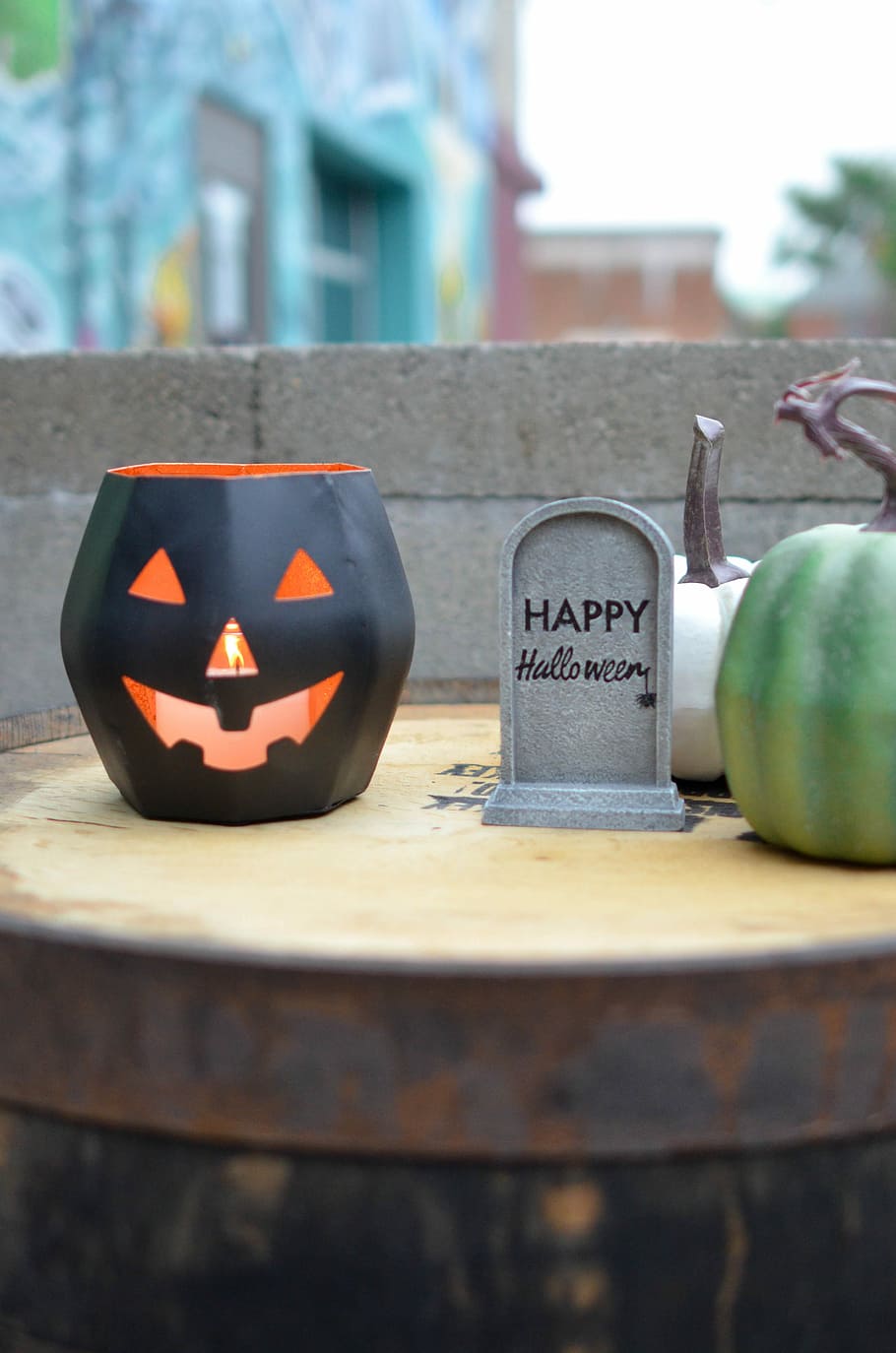 pumpkin and grave on tabletop, Jack-O-Lantern beside tomb miniatures, HD wallpaper