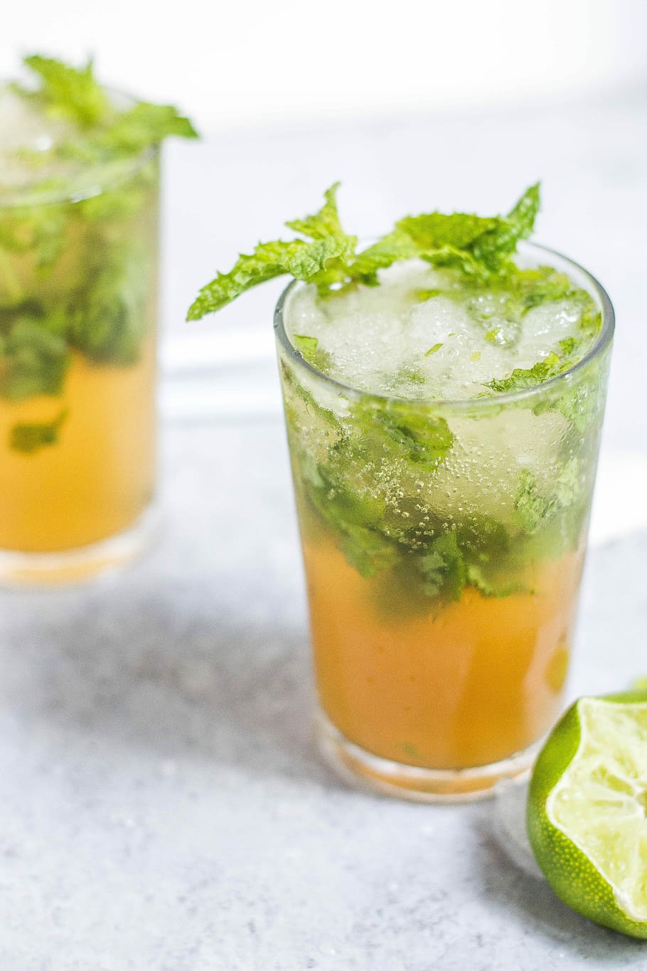 glass full of green tea, cocktail with slice of lemon and celery HD wallpaper