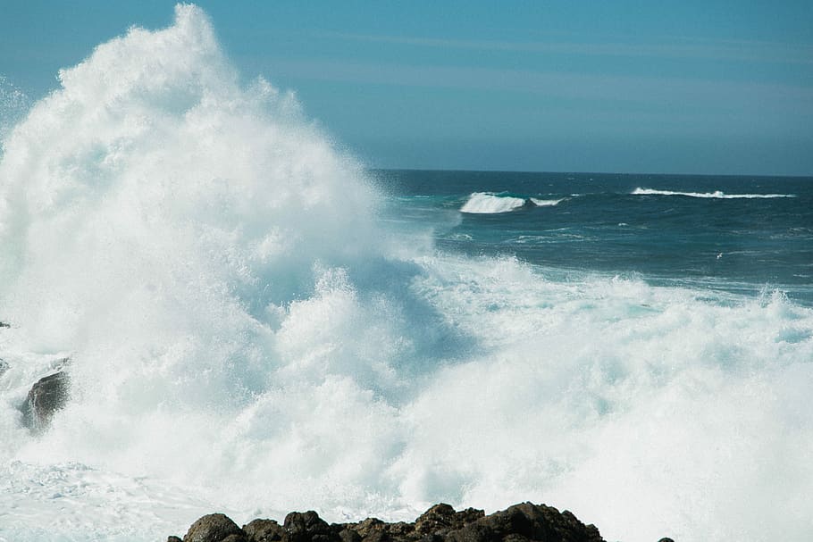 waving sea against rock, time-lapse photography of sea waves during daytime HD wallpaper