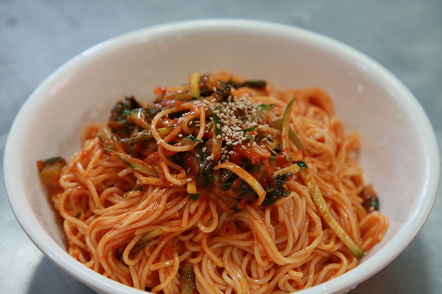 spaghetti with vegetables in bowl, korean food, bibim guksu, noodles, HD wallpaper