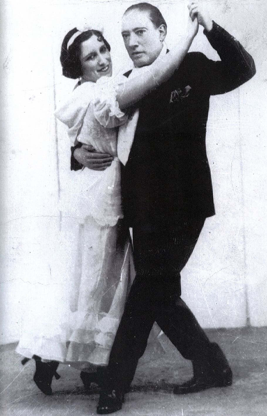 man and woman dancing near wall grayscale photo, tango, dance HD wallpaper