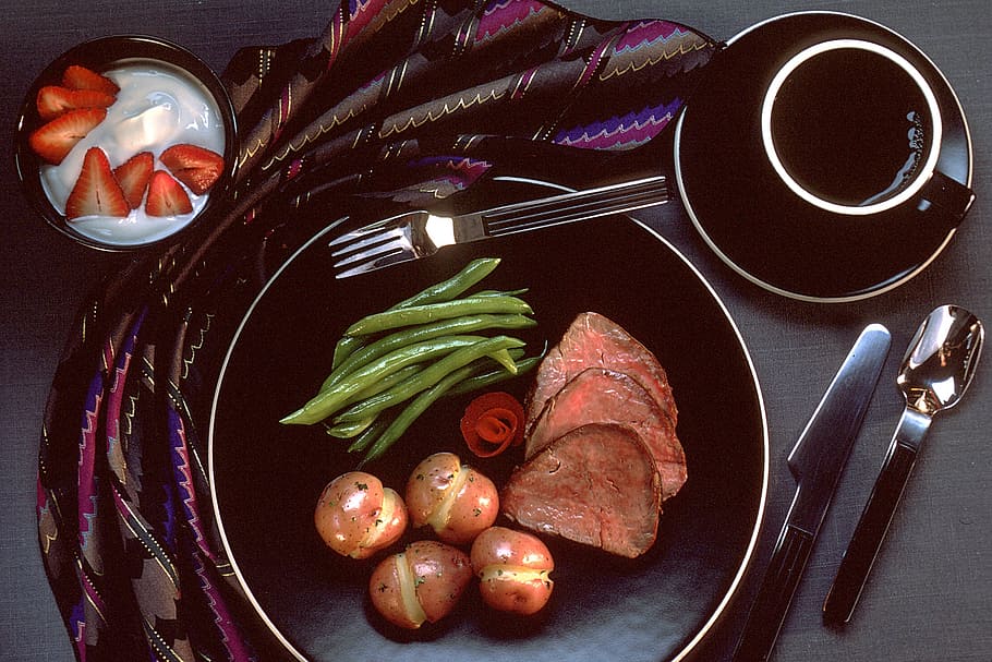 medium rare steak, potato, and green beans on black plate, dinner HD wallpaper