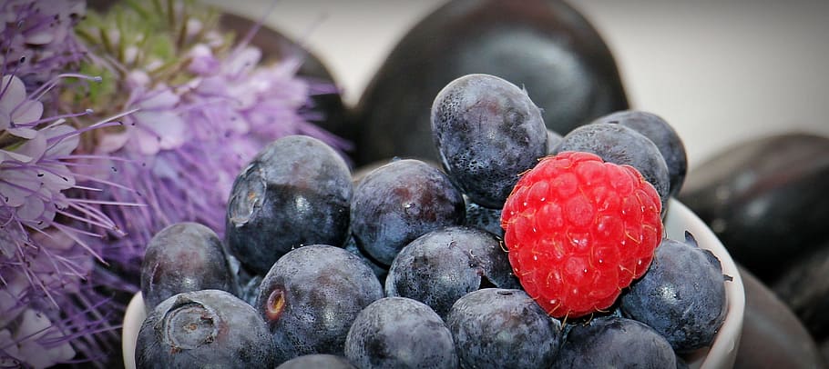 close-up photo of raspberry and blueberry in white ceramic bowl HD wallpaper
