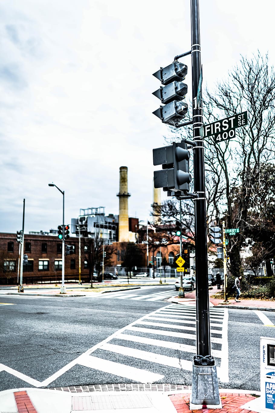 black post on street, first 400 post near pedestrian lane, crossing HD wallpaper