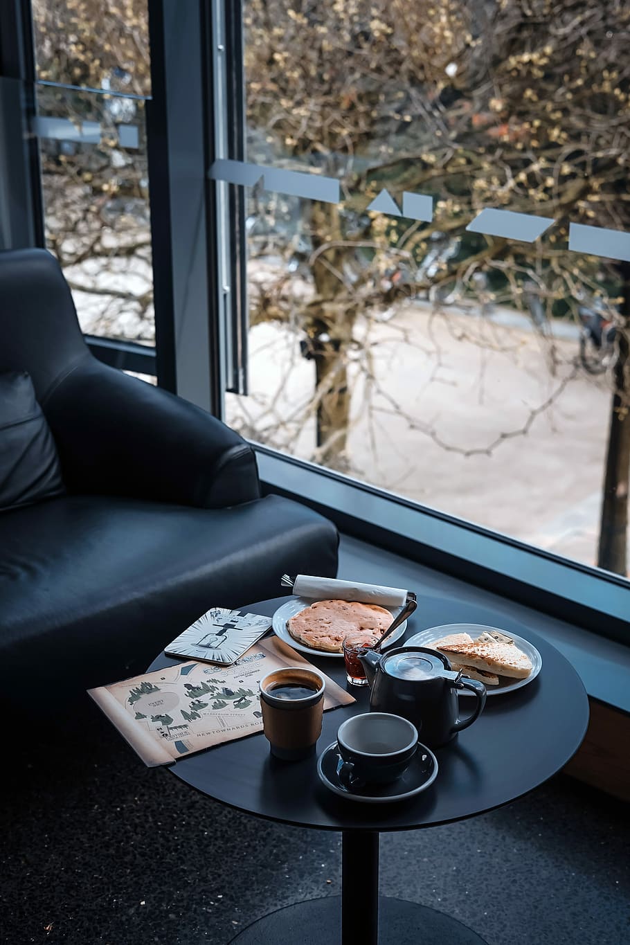 round black side table with coffee cup, hotcakes and coffees on black wooden table HD wallpaper