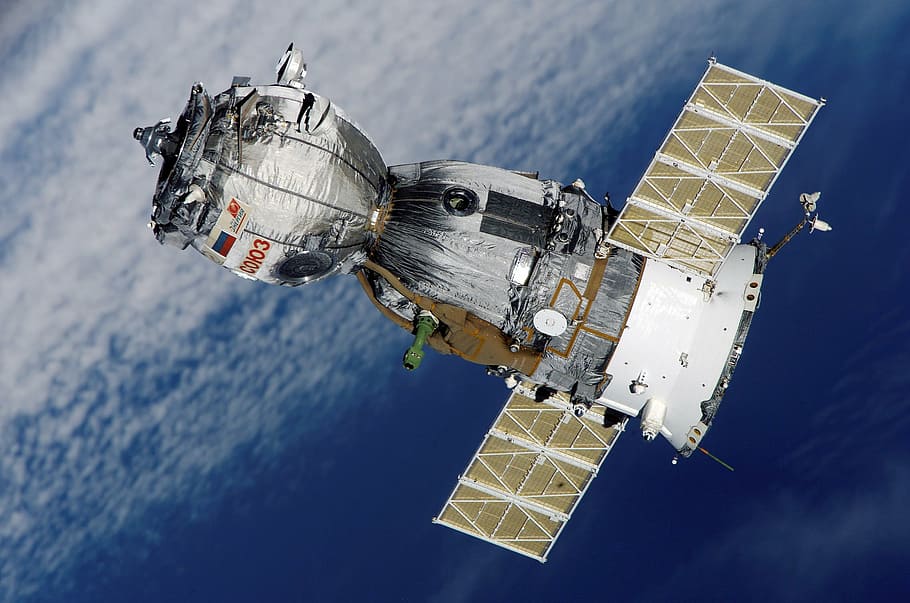 gray and brown satellite, soyuz, spaceship, space station, aviation, HD wallpaper
