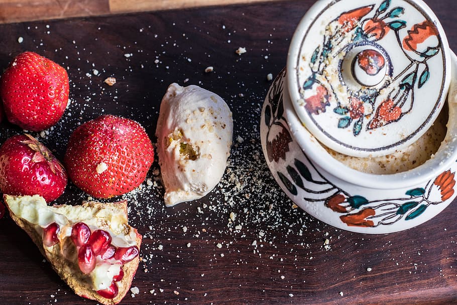 strawberry near jar, spring, vegetables, comfort, india, indian HD wallpaper