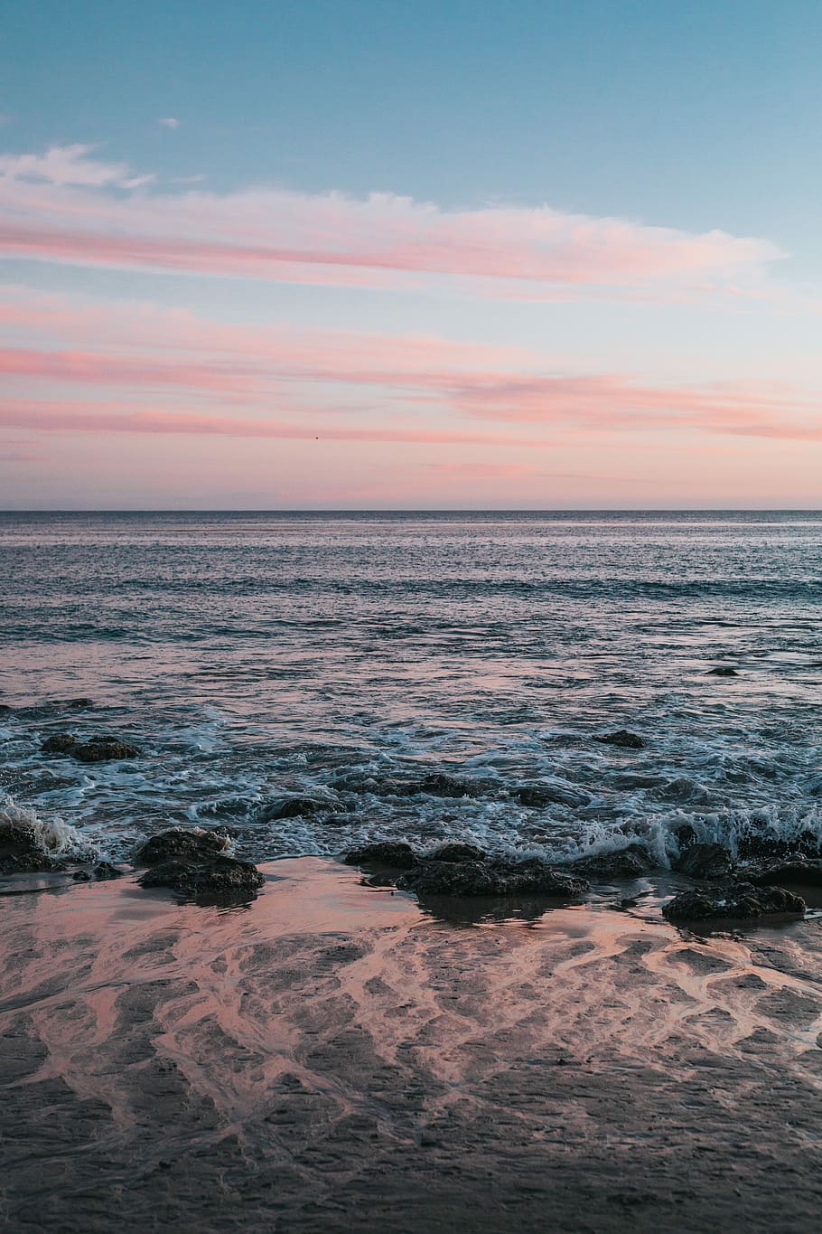 body of water with pink sky, body of water splashing on rocks HD wallpaper