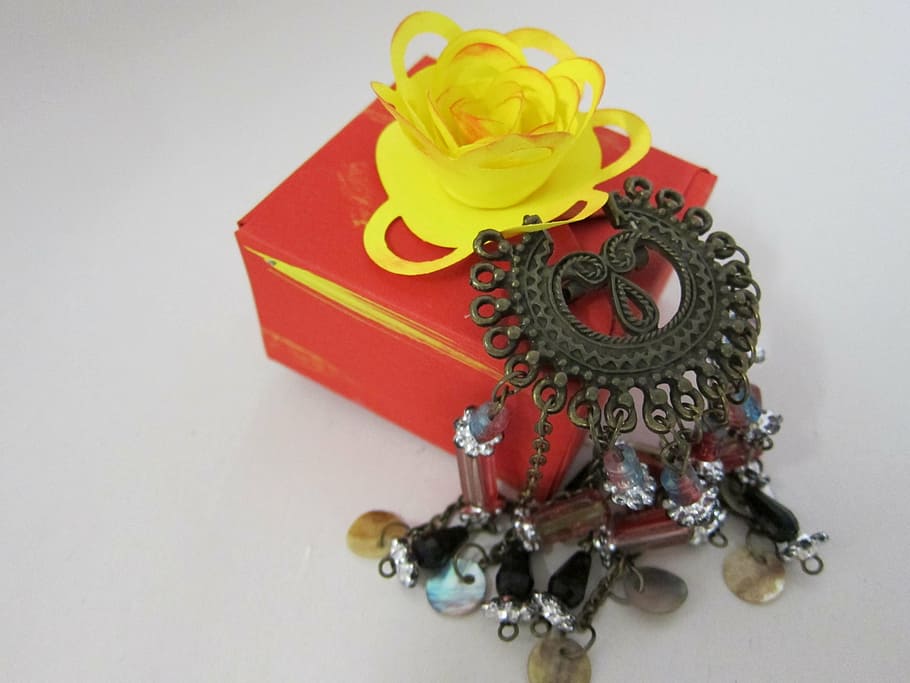 jewelry, rustic, gift box, rose, paper rose, rosette, embellishment HD wallpaper