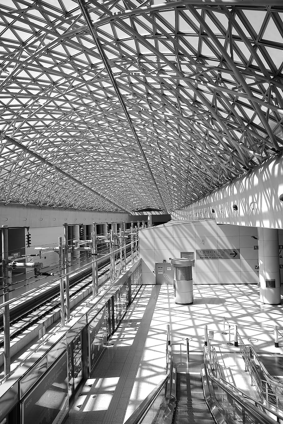 Grey Steel Frame Building Ceiling in Black and White Photograph during Daytime HD wallpaper