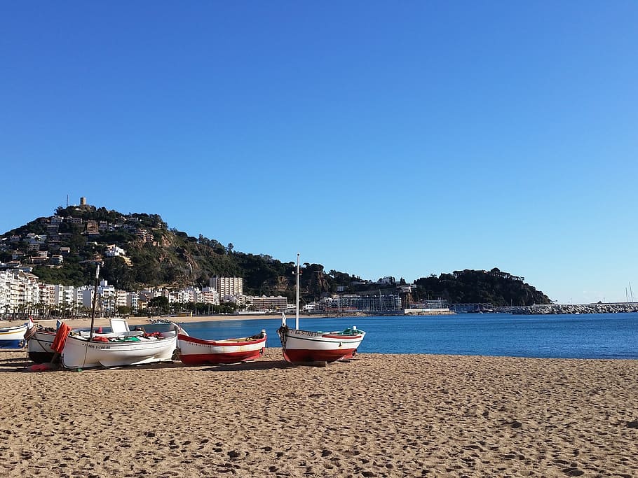 three boats on beach shore, costa brava, barca, mediterranean HD wallpaper