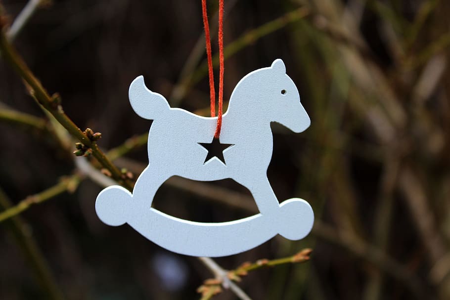 konik, toy, pendant, ornament, white, at the court of, representation HD wallpaper