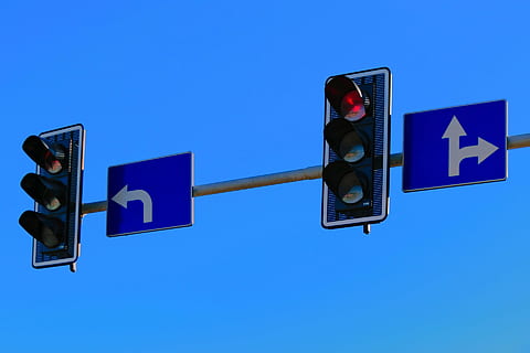 turn right road sign beside traffic light, showing, stop, signal HD wallpaper