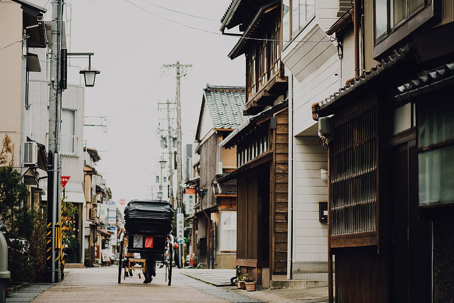 black carriage passing through buildings, black carriage between buildings HD wallpaper