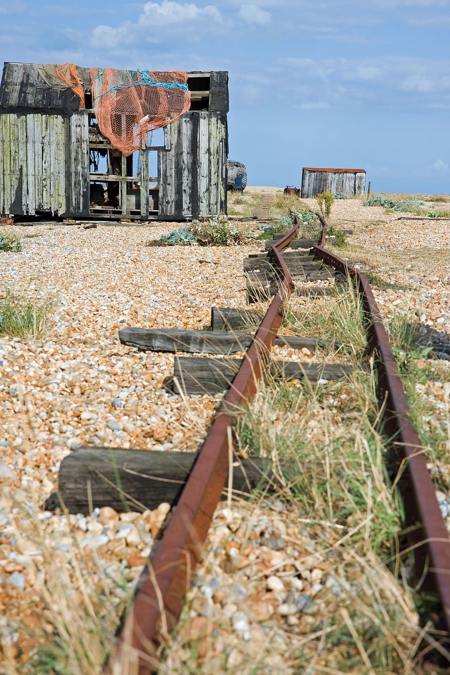 rail tracks, old, disused, beach, rusty, shingle, shack, shed, HD wallpaper