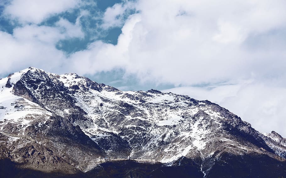 mountain alps under cumulus clouds, black and white mountain HD wallpaper