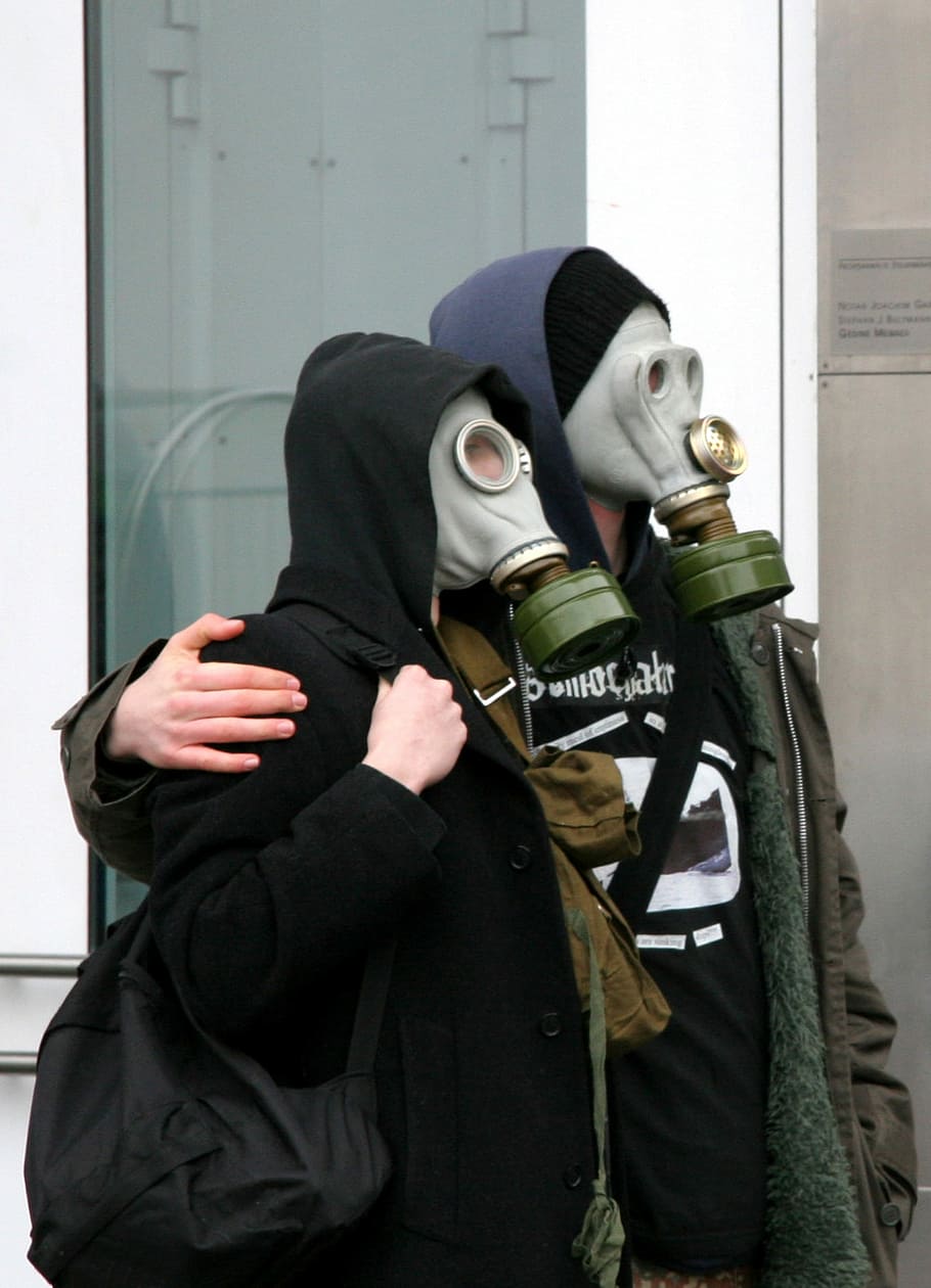 two persons wearing gas masks, coupe, environmental protection