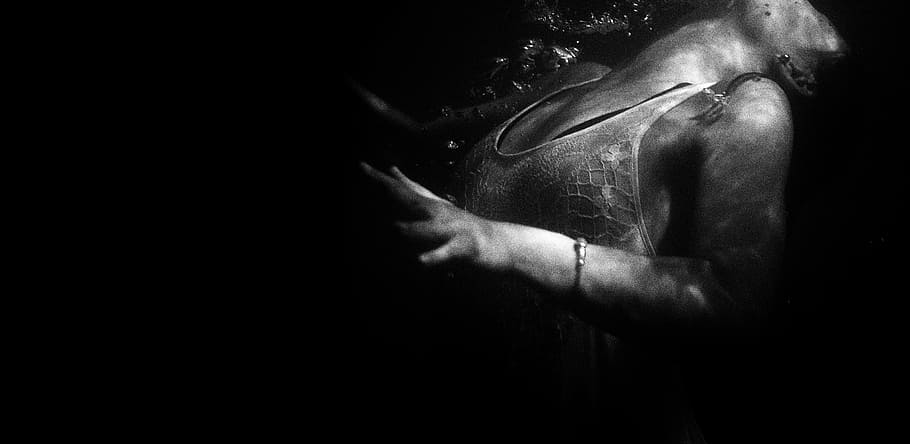 grayscale photography of woman underwater, tank, top, black and white, HD wallpaper