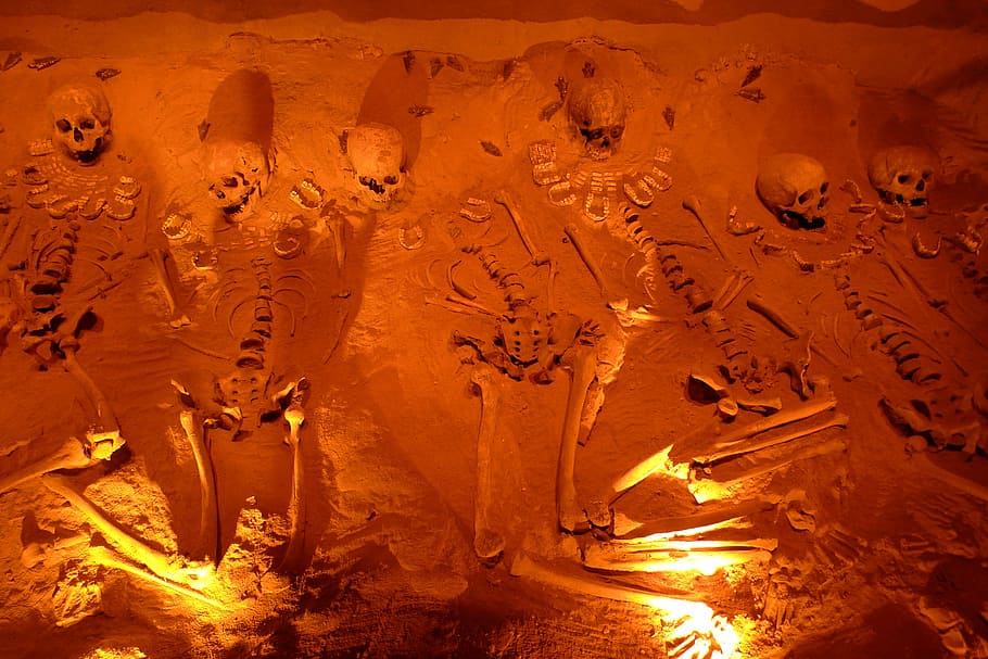 photo of skeleton on sand, Grave, Burial, Orange, Skull, death, HD wallpaper