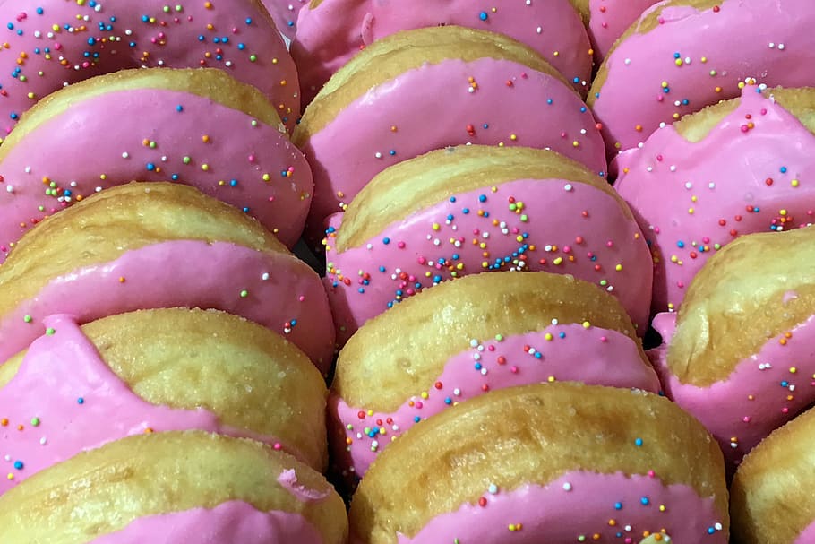close-up photography of doughnuts, donuts, glazed, pink, sugar HD wallpaper