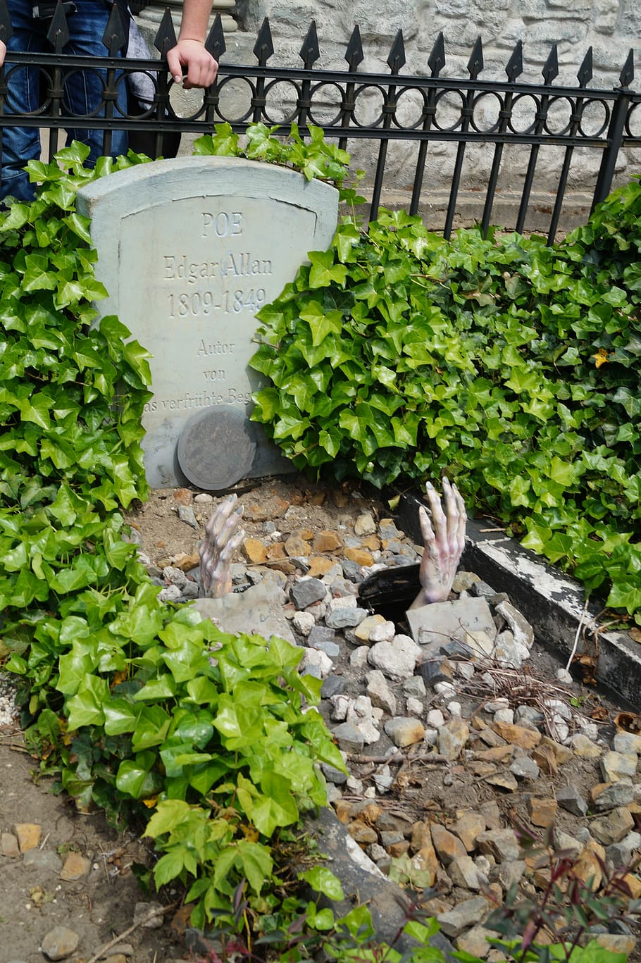 Edgar Allan Poe, Grave, Hand, Tomb, Dead, writer, tombstone