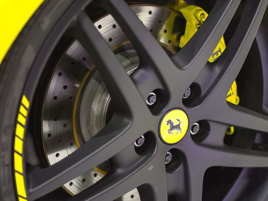 close-up photography of black Ferrari wheel and tire with silver brake disc rotor and yellow caliper, HD wallpaper