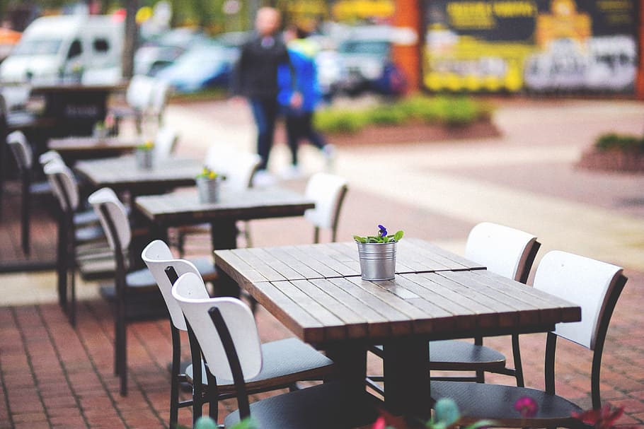 green leafed plant on brown wooden table, restaurant, street HD wallpaper
