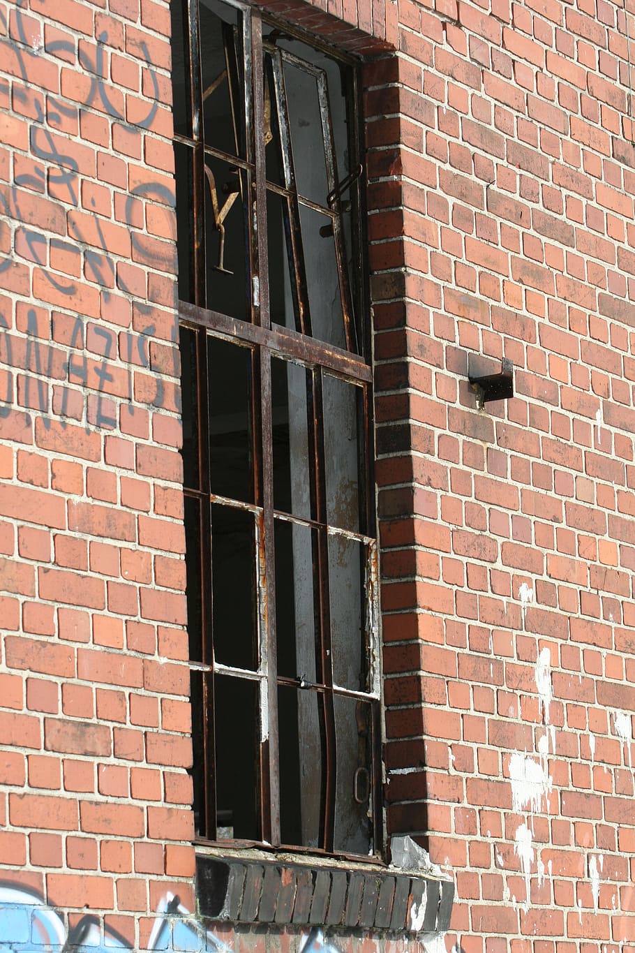 brick wall, window, graffiti, facade, ruin, decay, hauswand HD wallpaper