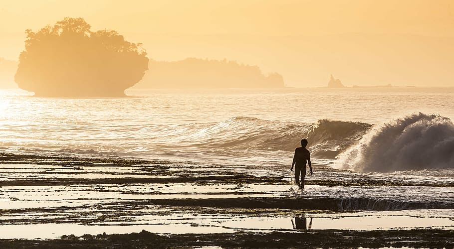silhouette man walking on seashore during daytime, coast, fishermen, HD wallpaper